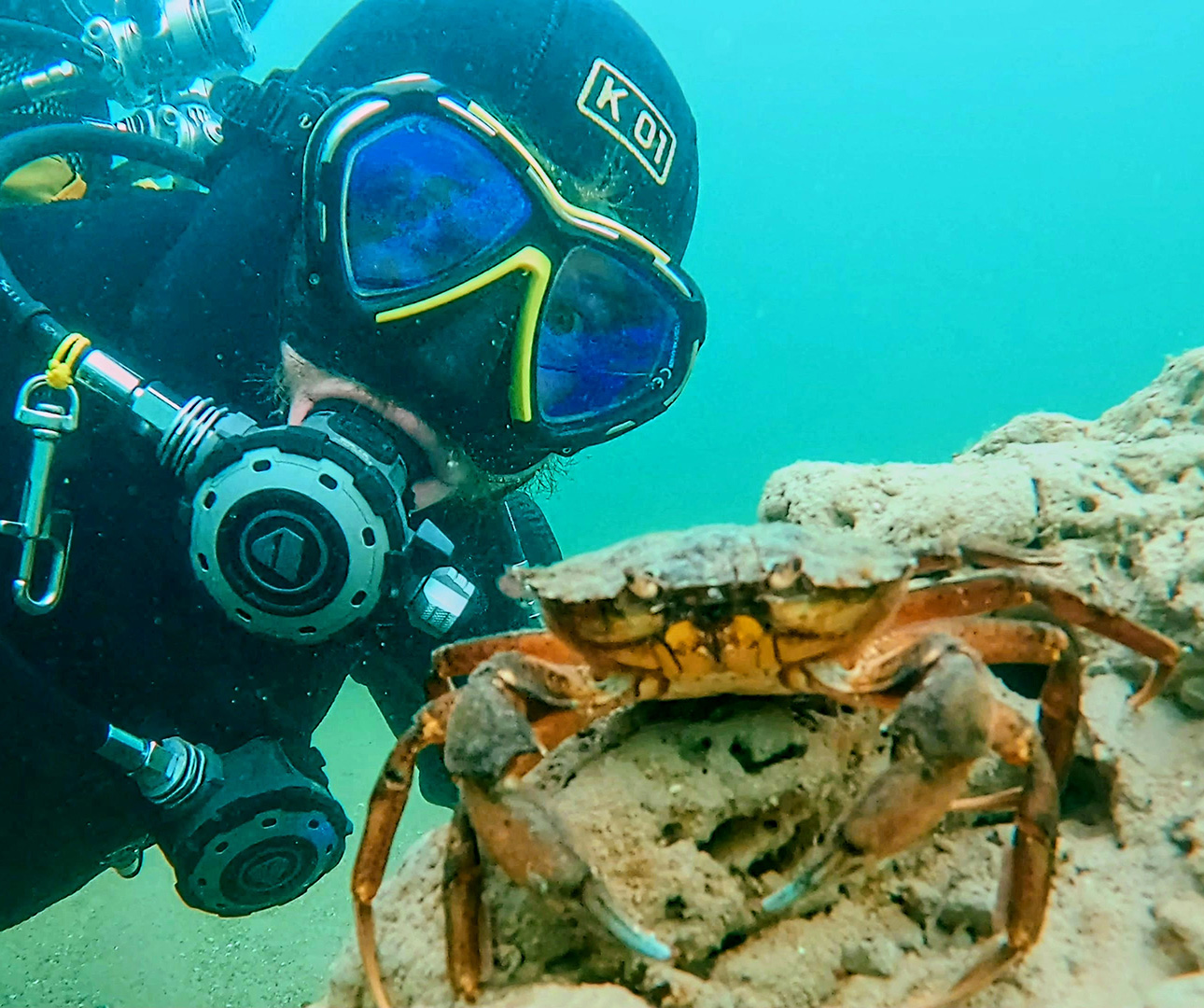 Selfie von Martin Splitt mit einer Krabbe beim Tauchen in der Ostsee